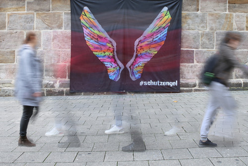 Streetart Schutzengel Flugel Hangen Wieder Am Essener Dom